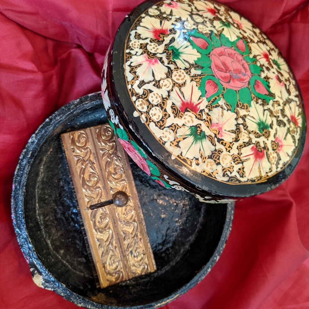 Super cute vintage brush un a mashe paper box